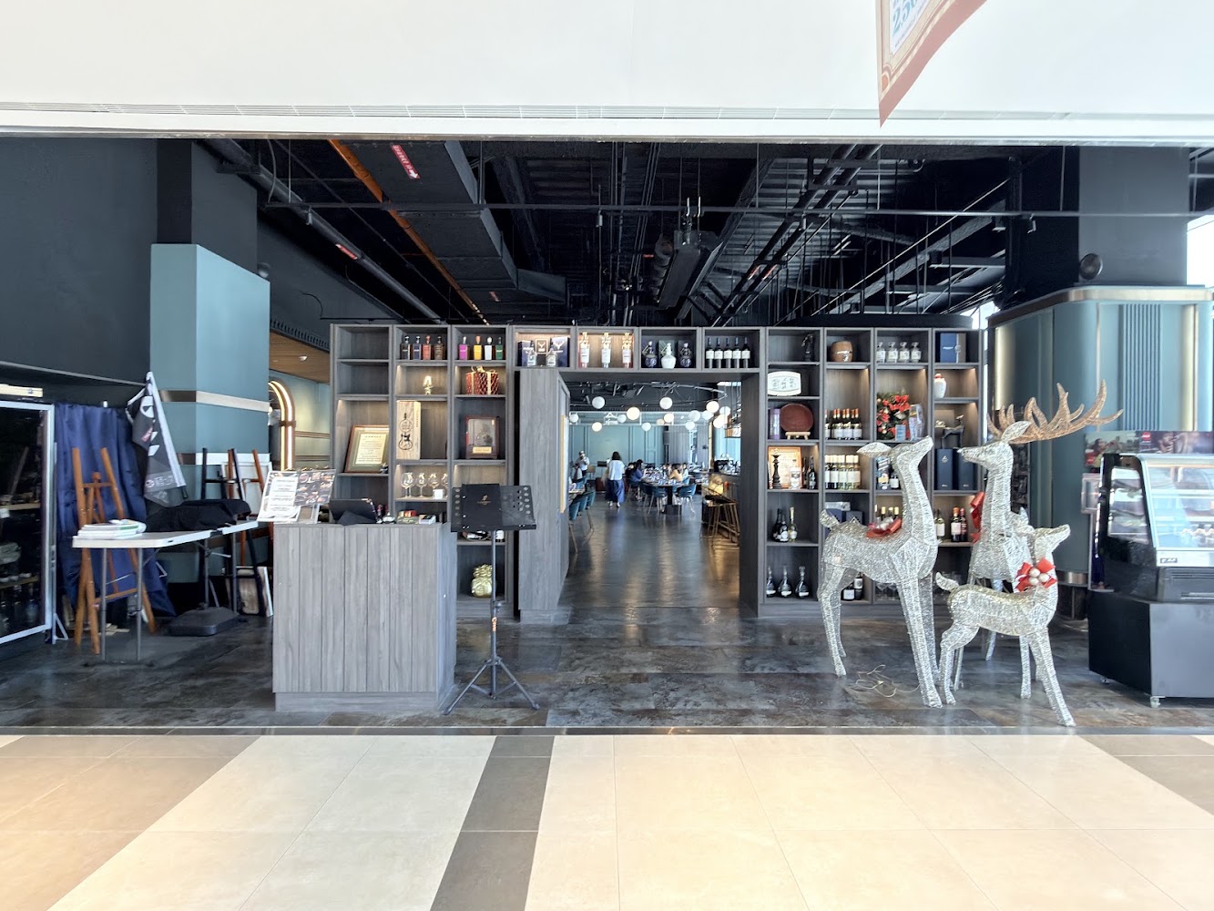 Fashions微醺南紡旗艦店入口空間