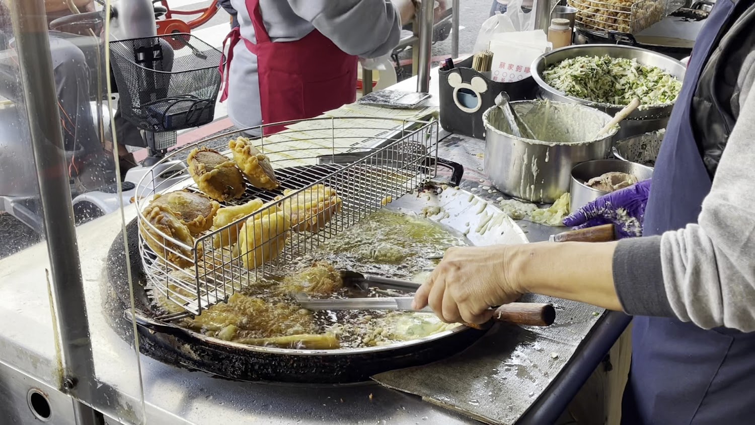 蔡家蚵嗲現炸蚵嗲製作過程
