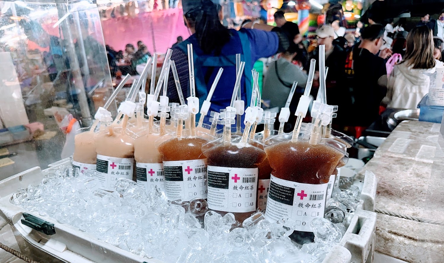 夜市特色輸液袋造型飲品