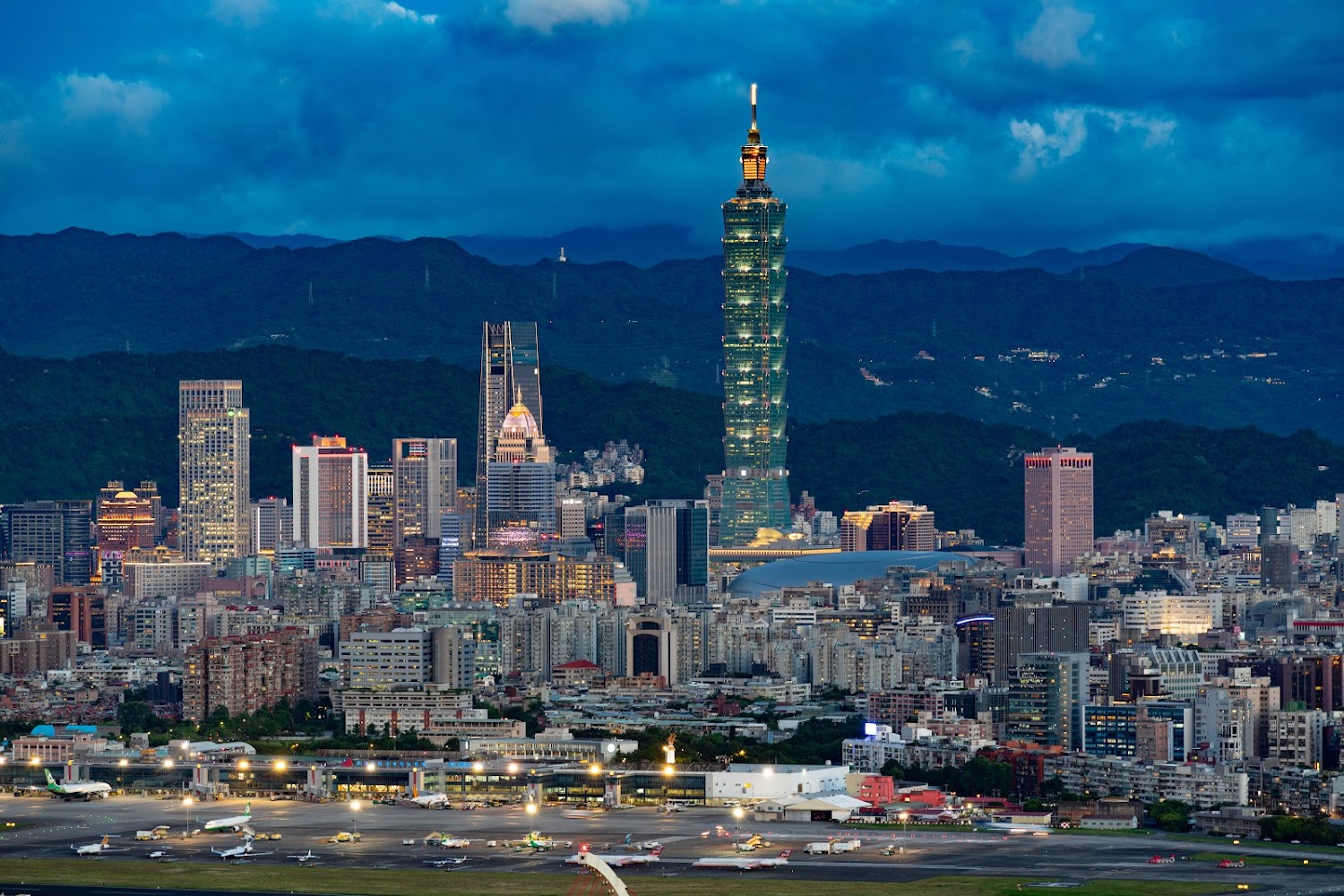 台北101與松山機場停機坪及飛機夜景