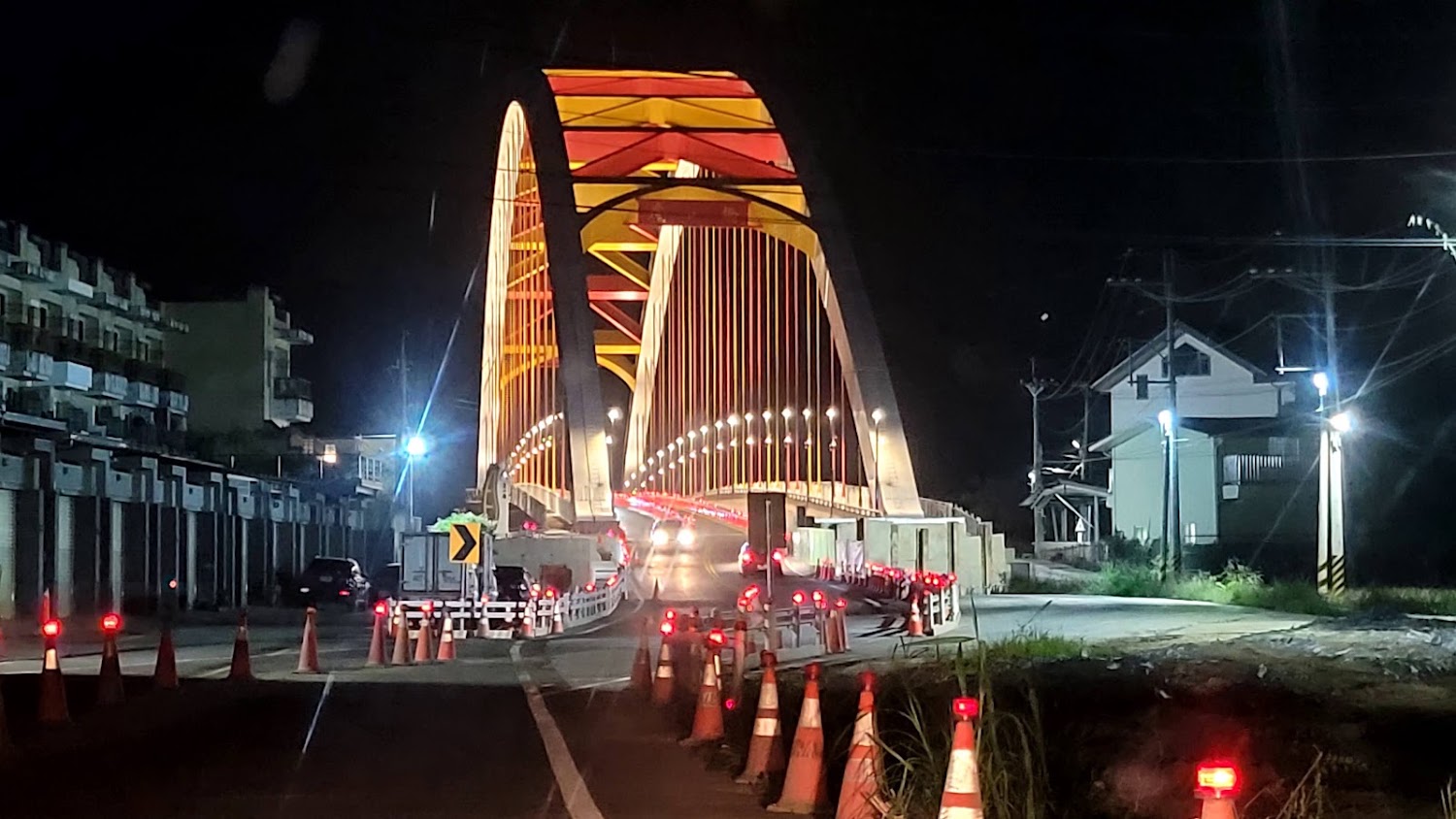嘉義市夜間燈光橋樑與道路景觀