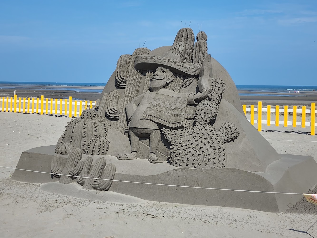 大安濱海樂園沙雕作品與海灘藍天