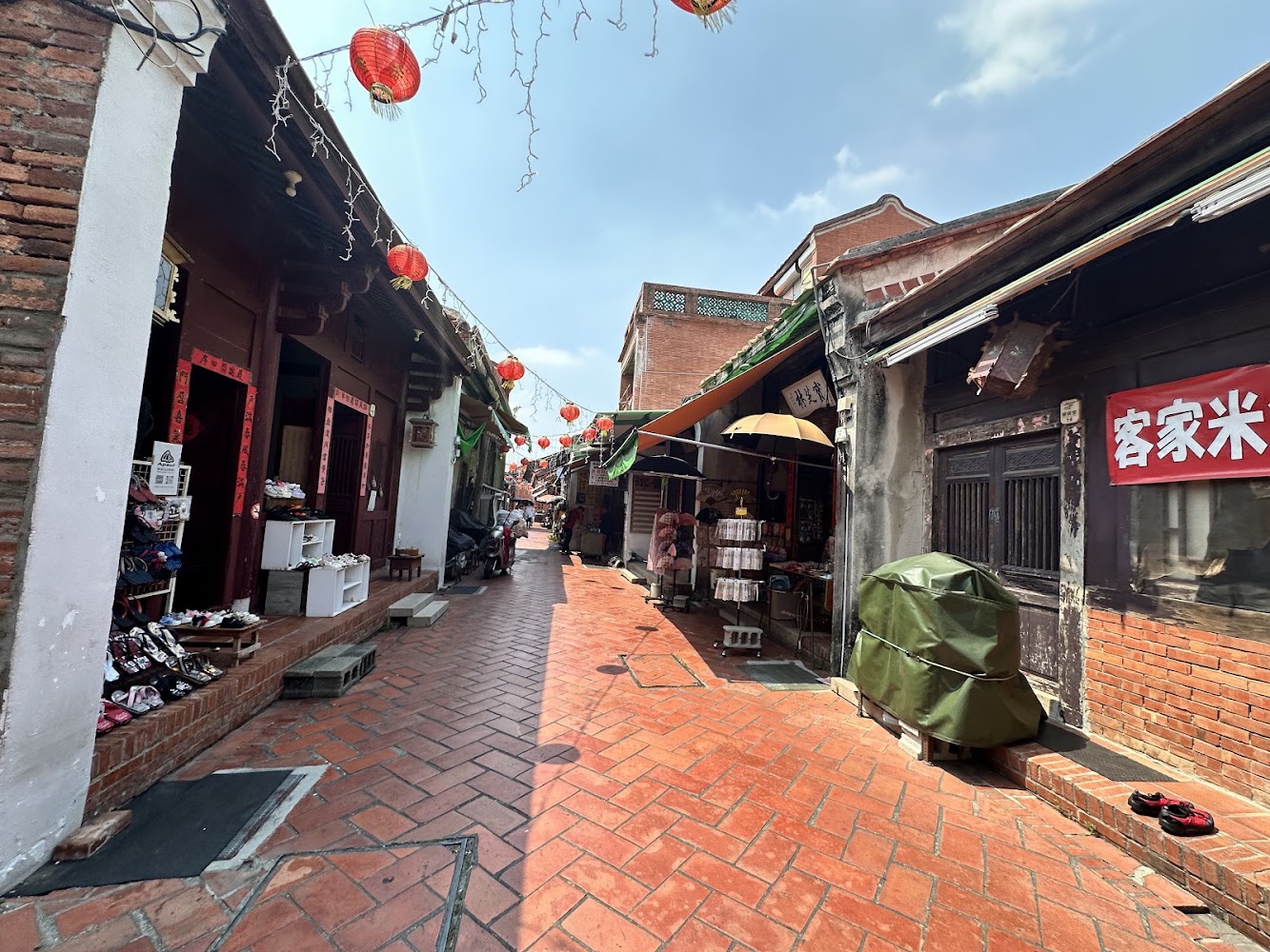 鹿港老街紅磚街景與燈籠