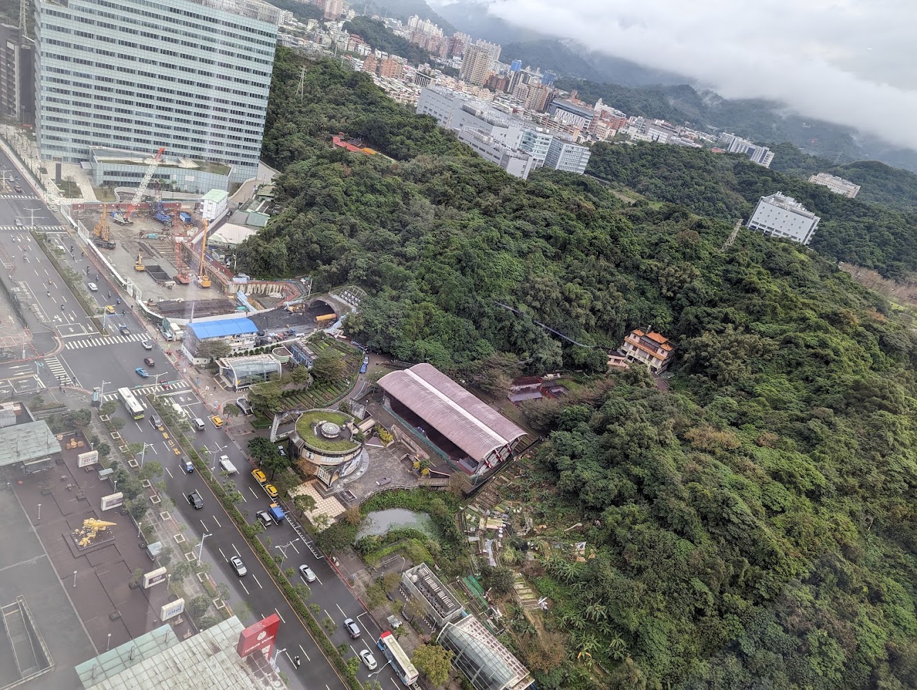 南港山林與都市建築交織景觀