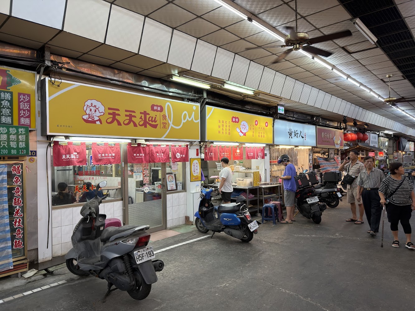 小北觀光夜市傳統市場型美食街,多家店面與機車停放