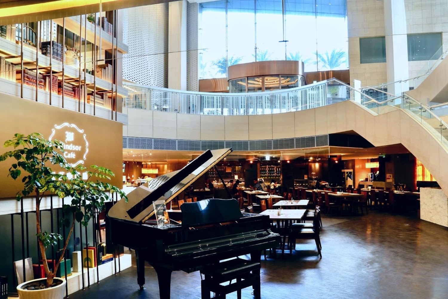 Windsor Café室內有黑色鋼琴與寬敞用餐空間