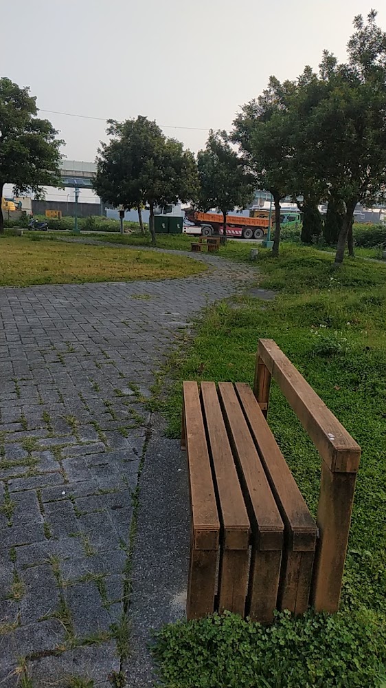 公園木頭長椅與步道