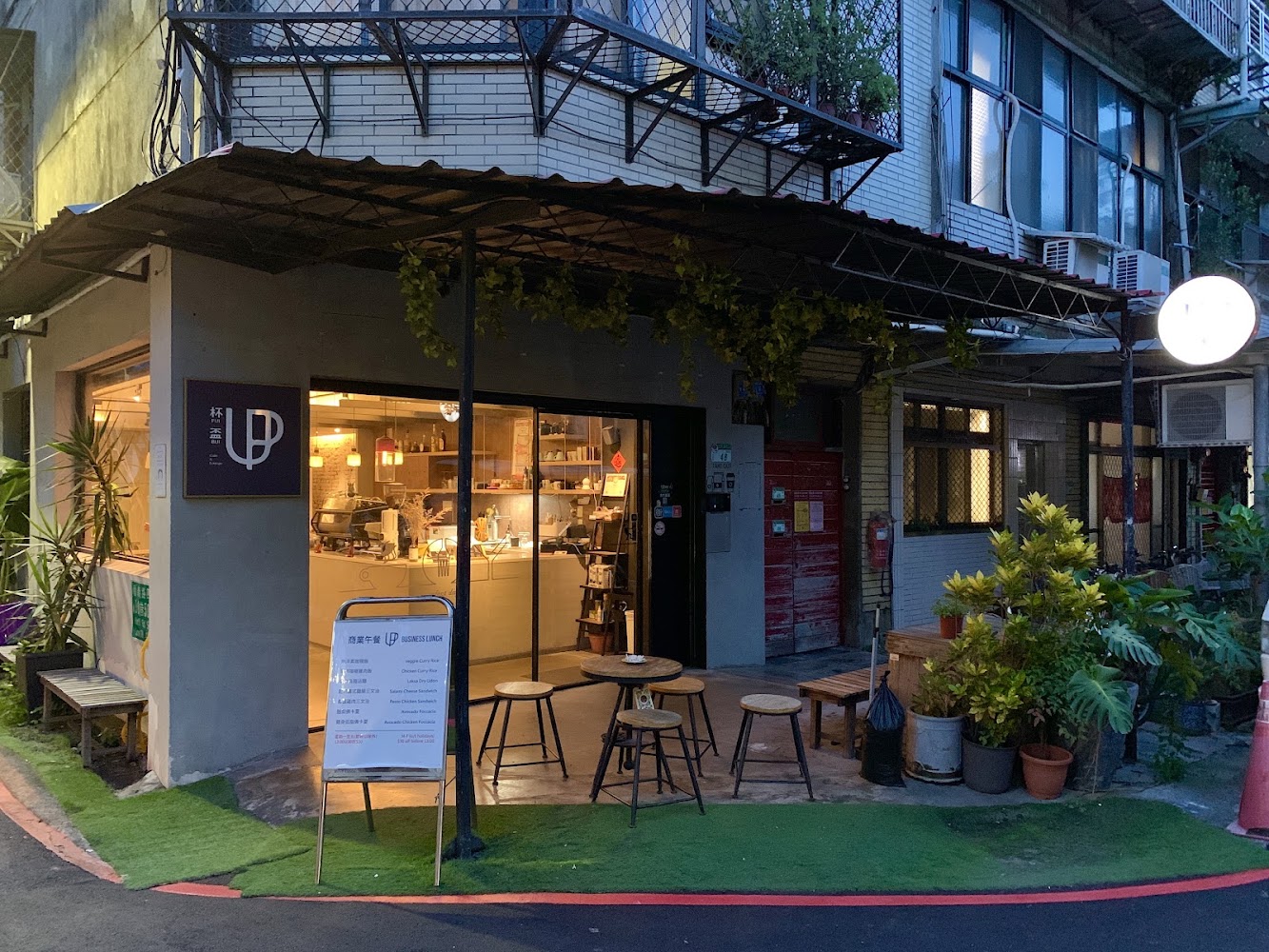 這間咖啡街角外觀有大片玻璃與植栽