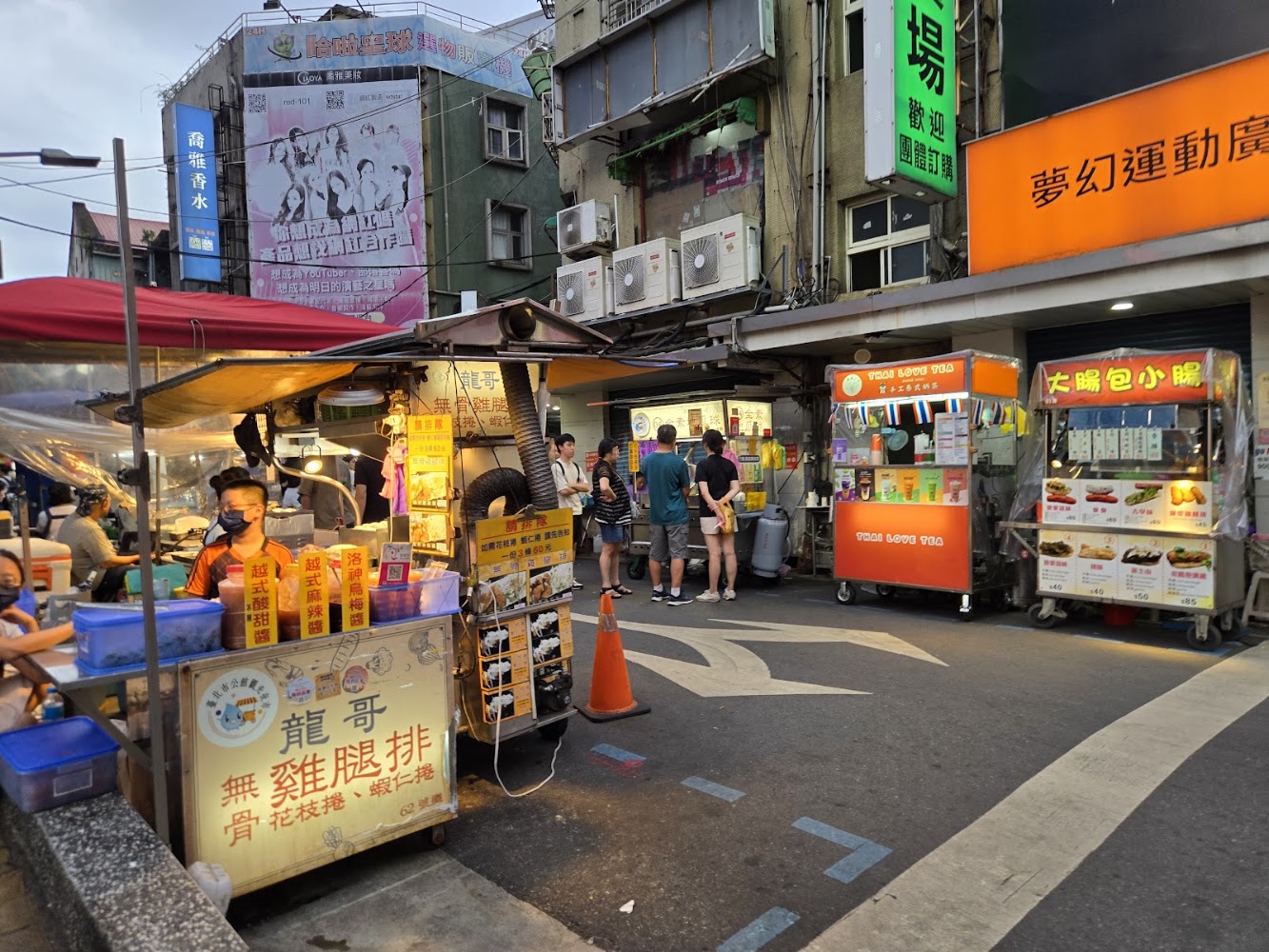 公館夜市街頭攤販與人潮