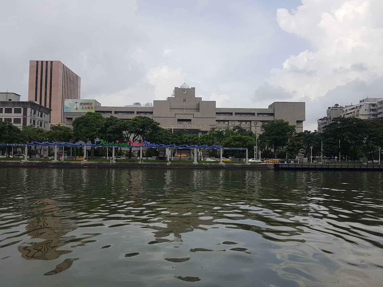愛之船沿岸河景與城市風貌