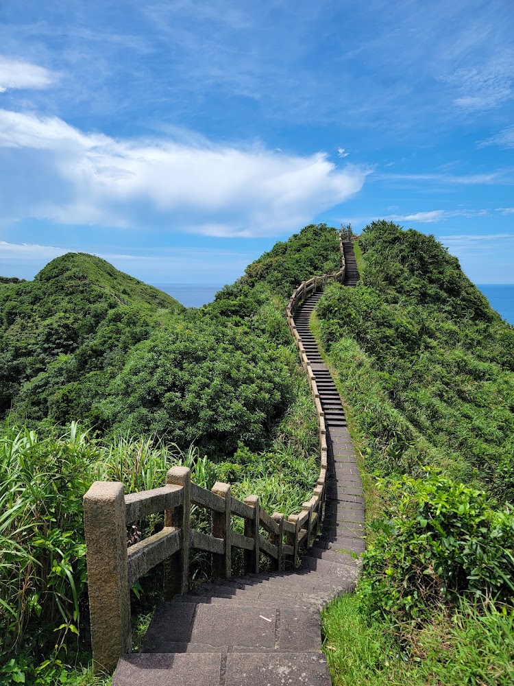 鼻頭角步道沿山石階與海景