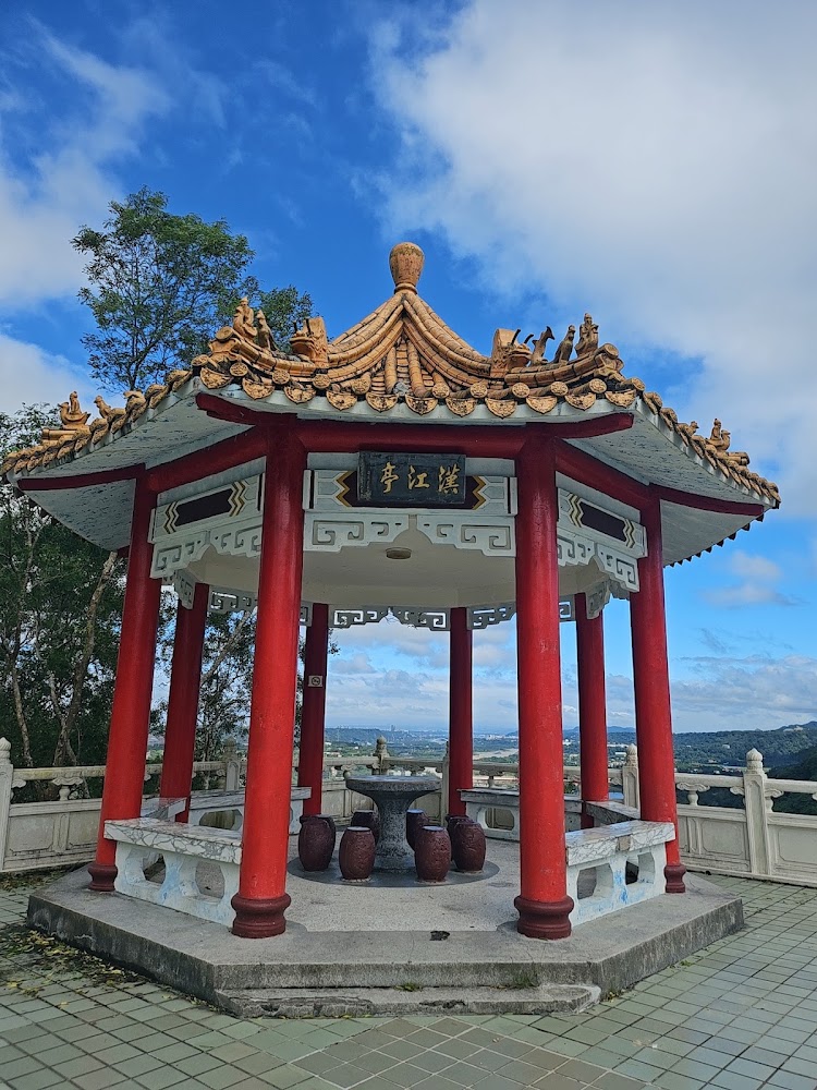 石門水庫園區中式涼亭與遠山