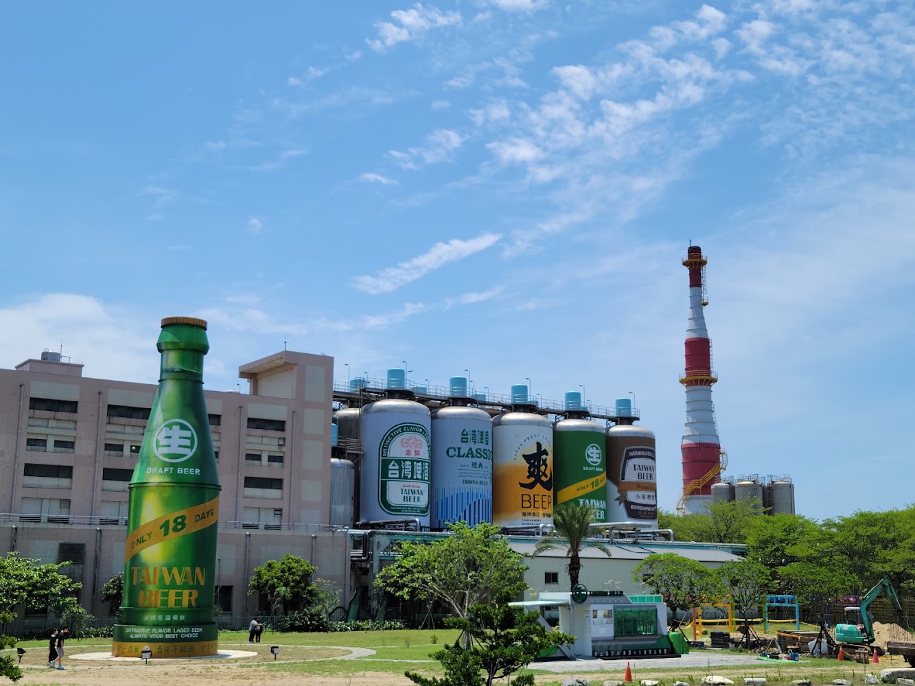 竹南啤酒廠園區有巨大的台灣啤酒瓶雕塑