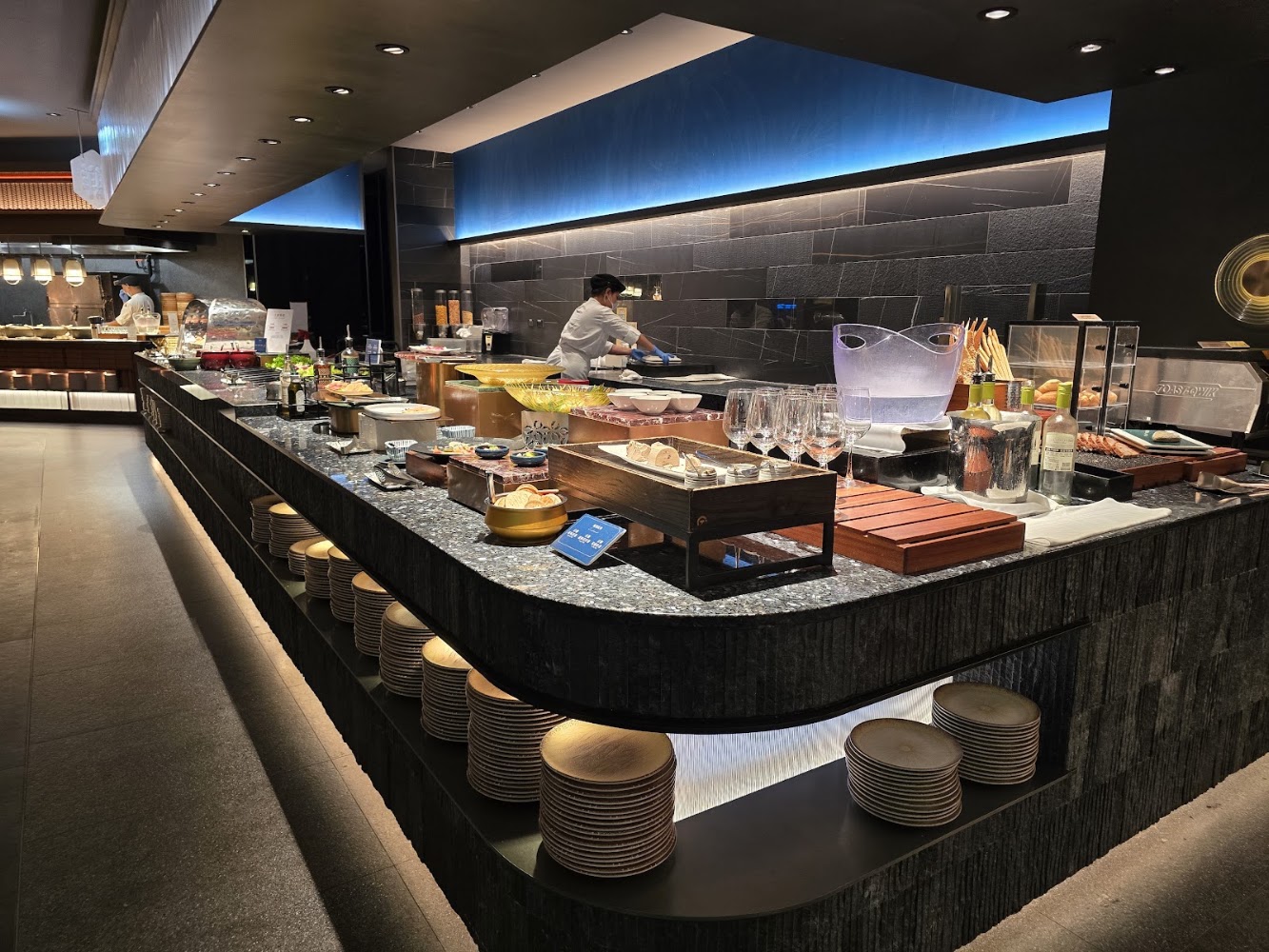 高級自助餐廳餐檯擺滿各式料理與飲品