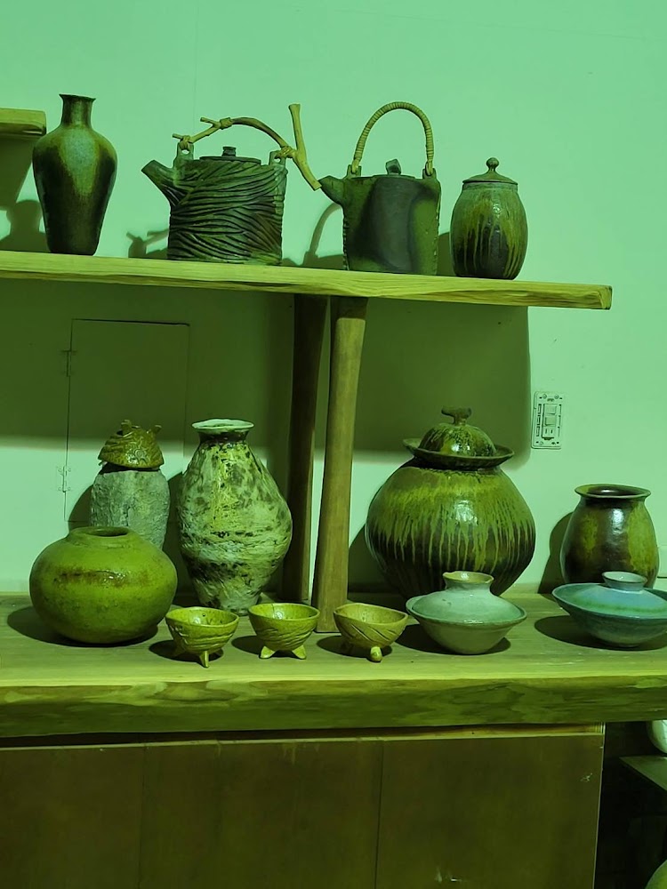哈匿藝術工作室展示架上的阿美陶與陶藝器皿