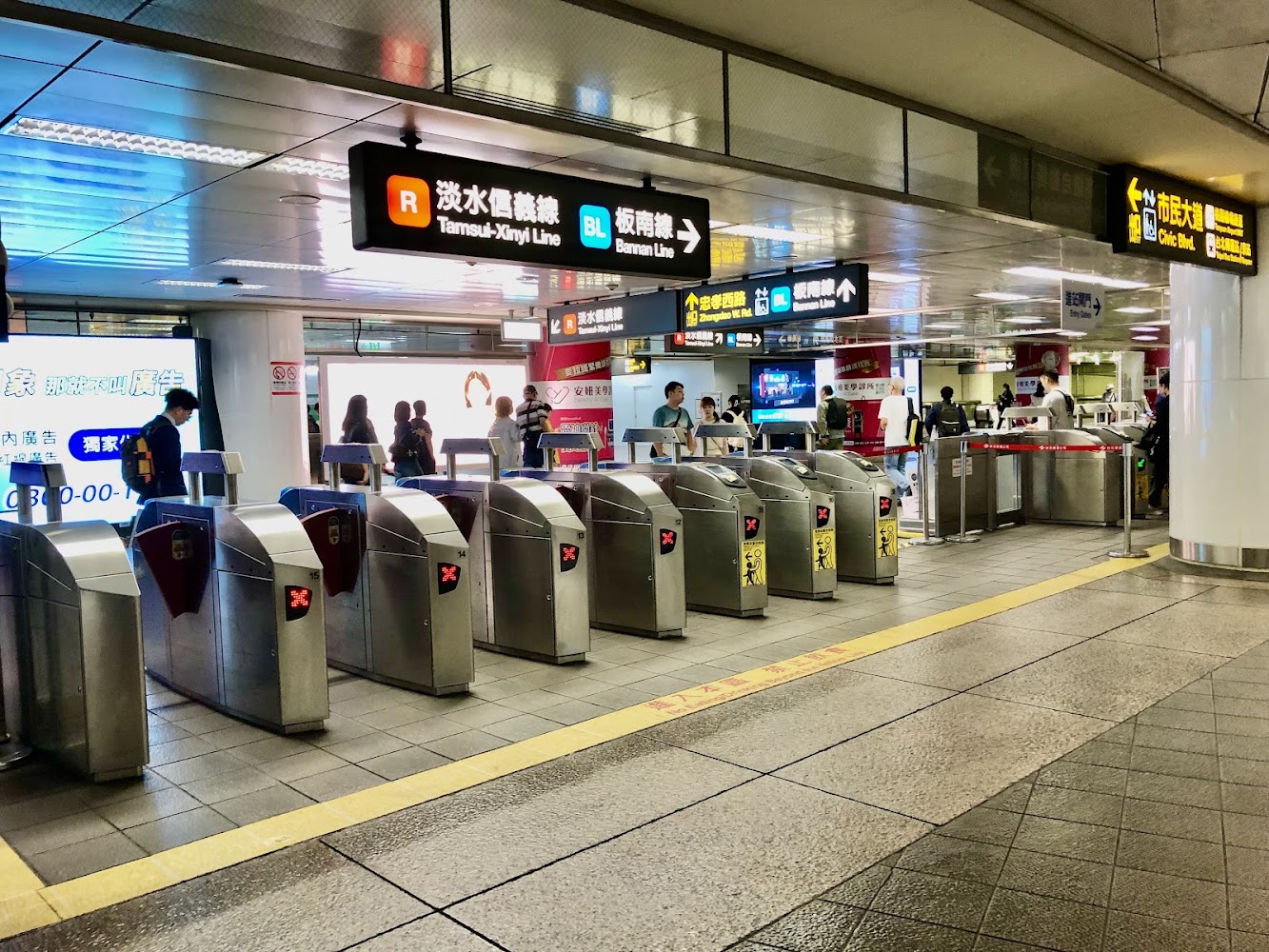 台北車站捷運閘門與路線指標
