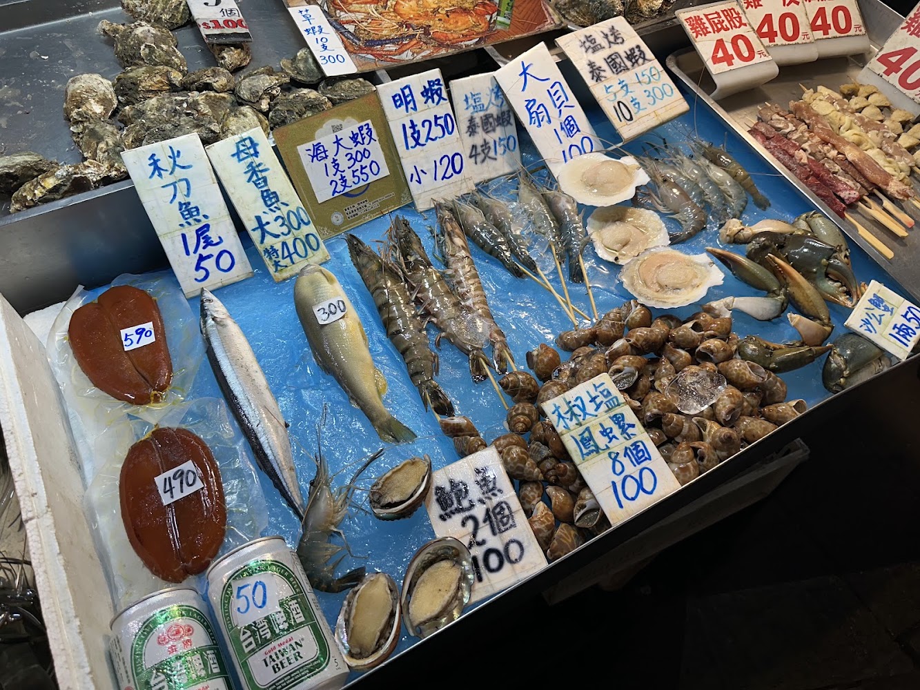 海鮮攤位展示各式生鮮海產