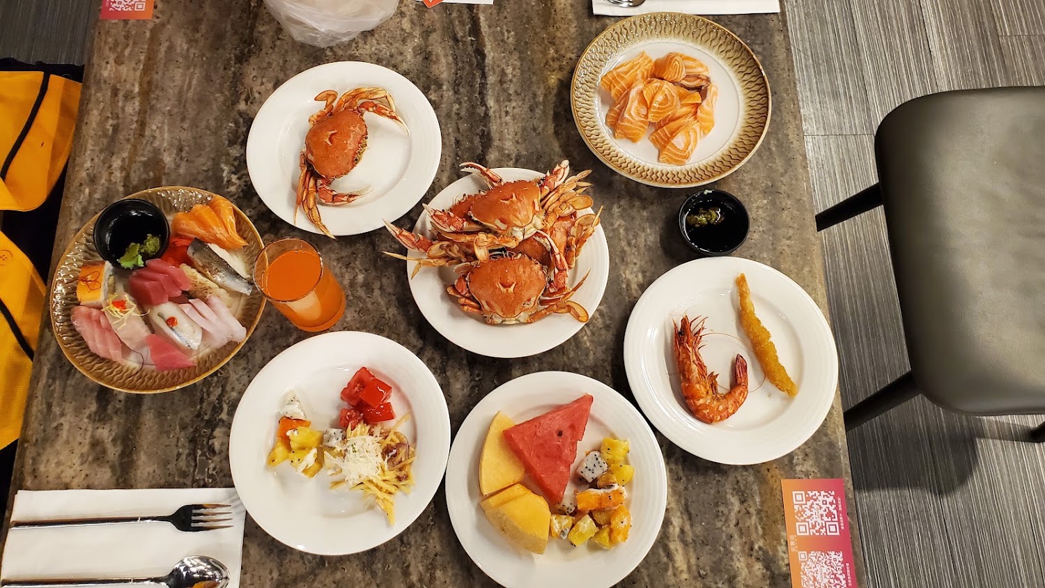 一桌豐盛海鮮料理，包含螃蟹、蝦子、生魚片、壽司與天婦羅