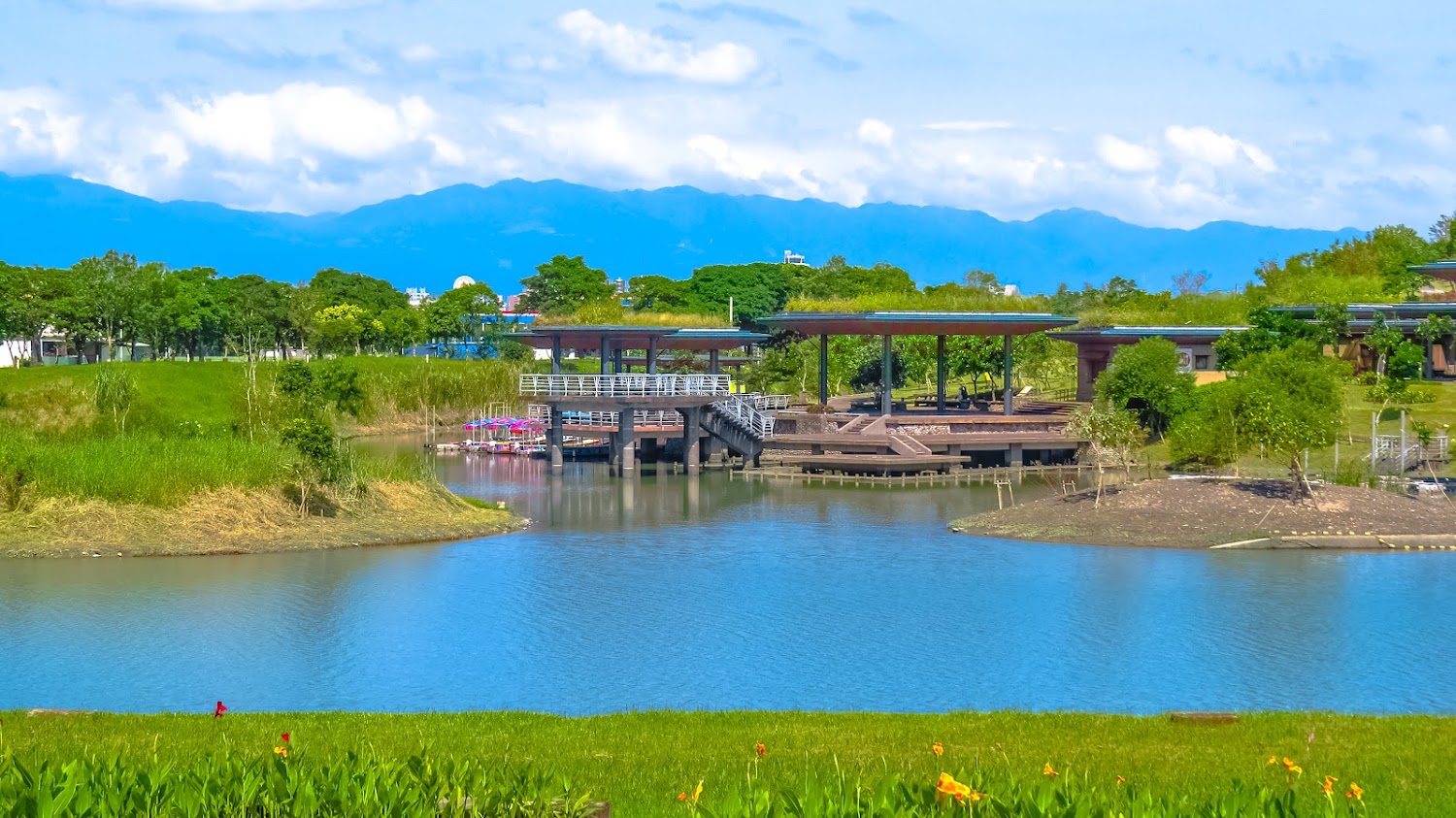 冬山河寧靜湖面與沿岸步道景觀