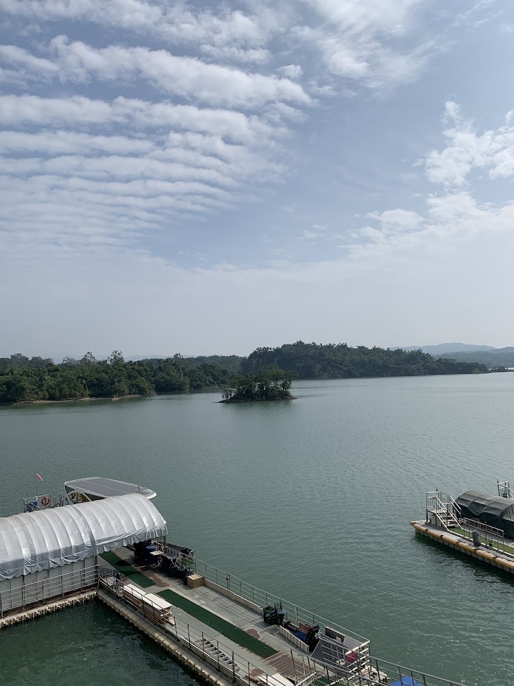 烏山頭水庫碼頭與湖區船隻景色