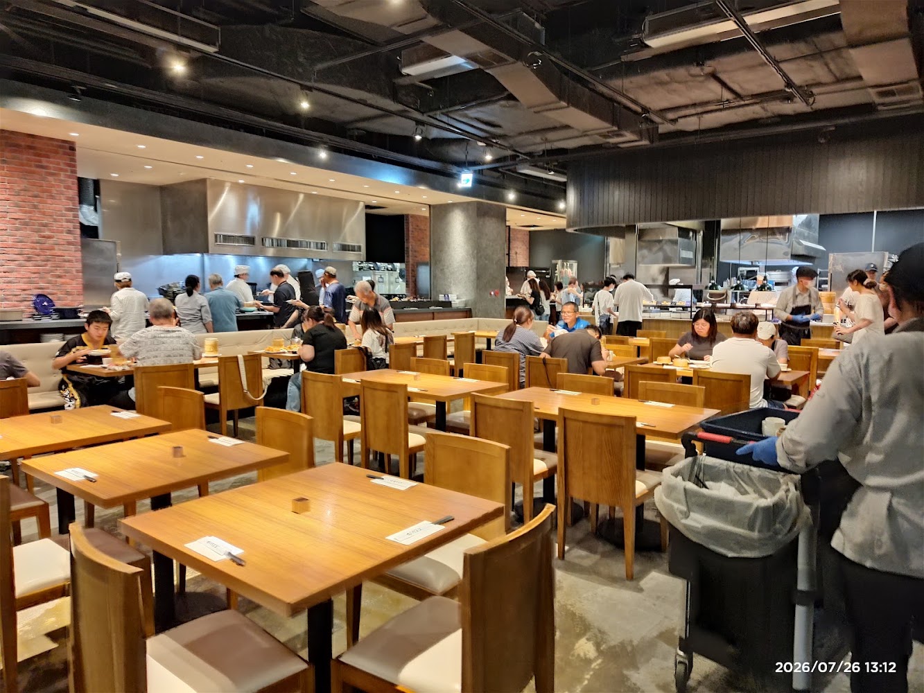 新莊店室內空間與多人用餐景象