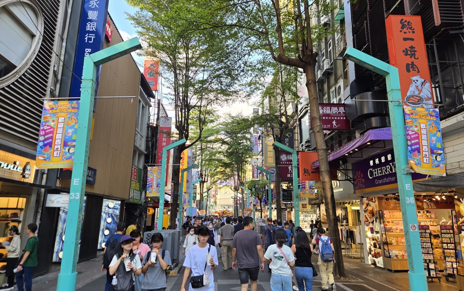 西門町熱鬧街頭與商圈景色