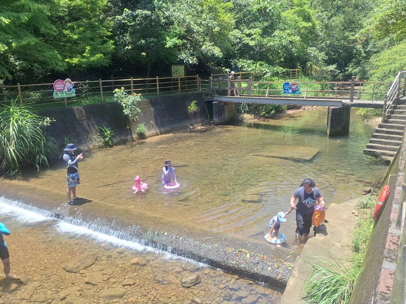 富民親水公園溪邊戲水景