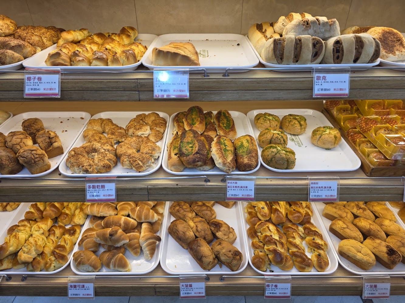 奕順軒礁溪店店內多款麵包陳列