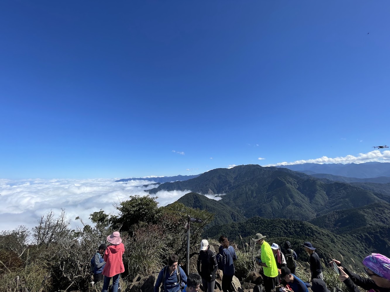 加里山山頂大量登山客與壯闊雲海