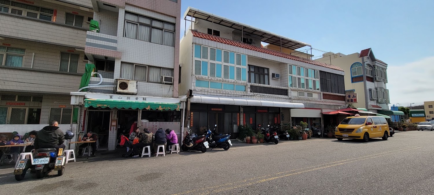 街道景象與案山排骨麵餐廳