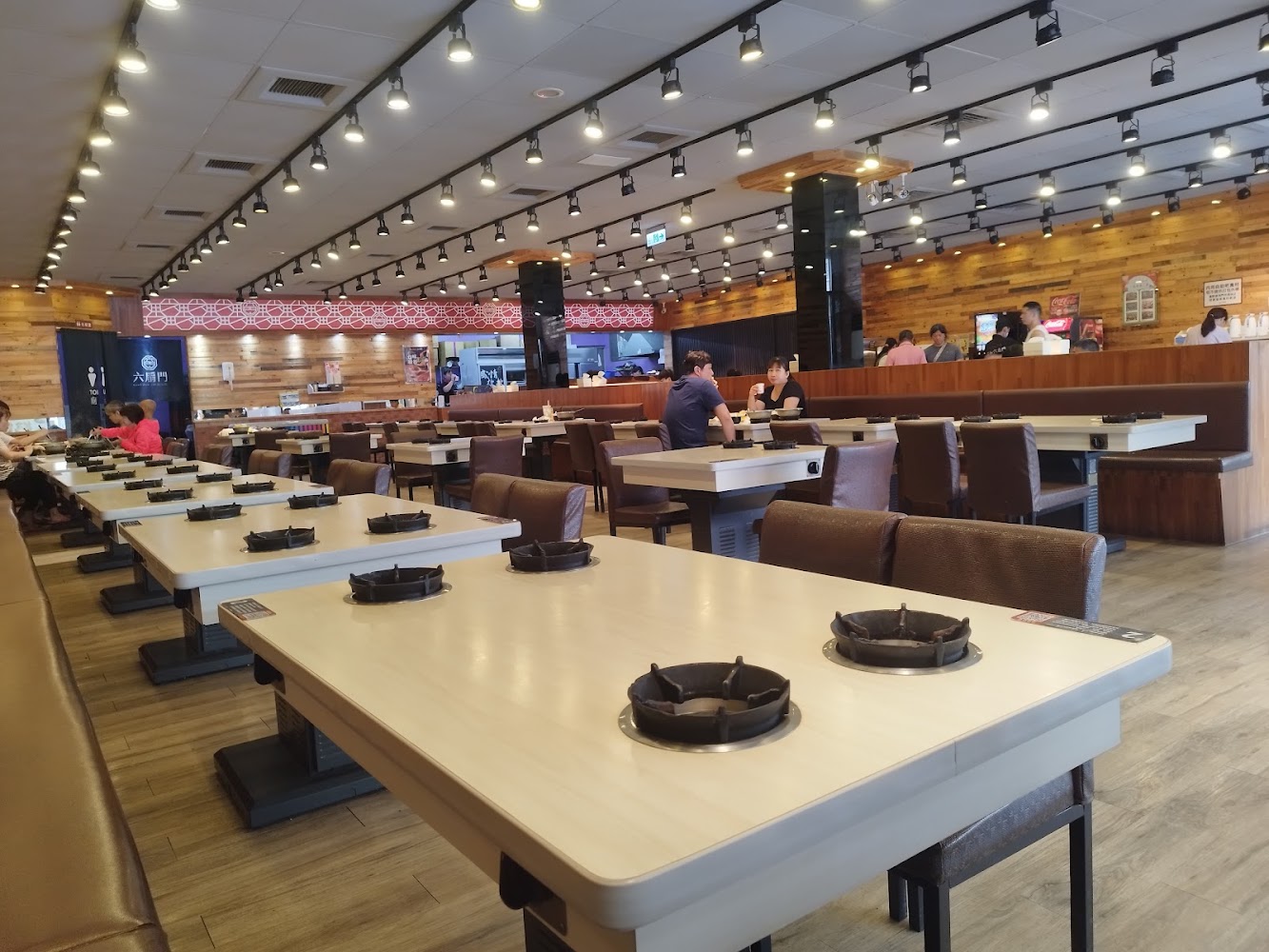 六扇門台中大里店內用空間