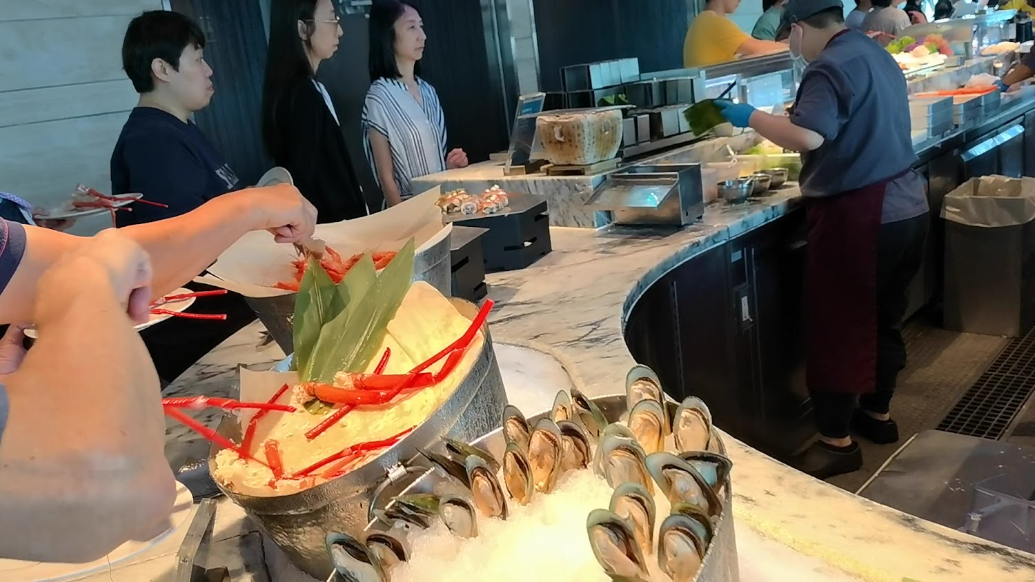 海鮮區大量鮮蝦與淡菜陳列