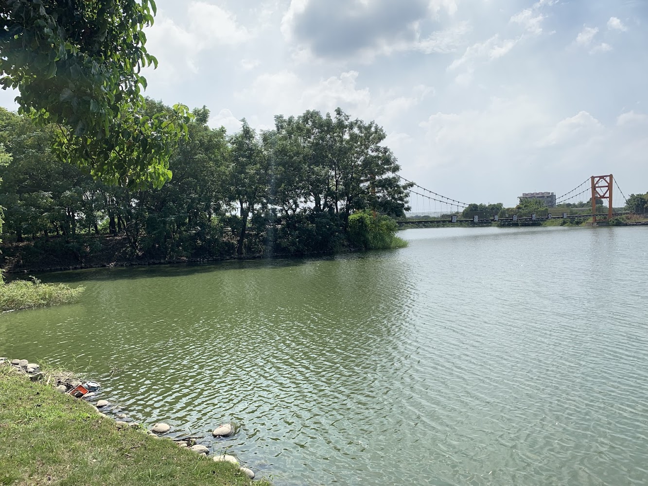 葫蘆埤湖面與遠方橘色吊橋景色