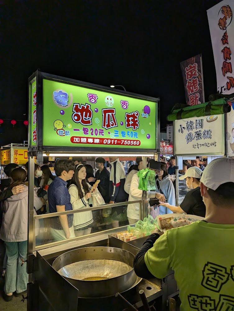 夜市地瓜球攤位排隊畫面