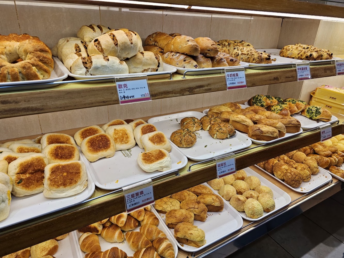 奕順軒羅東民權店麵包貨架