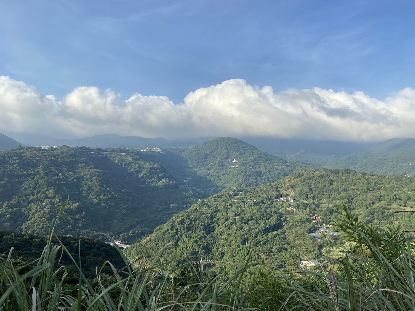翠綠山區景色與厚實白雲