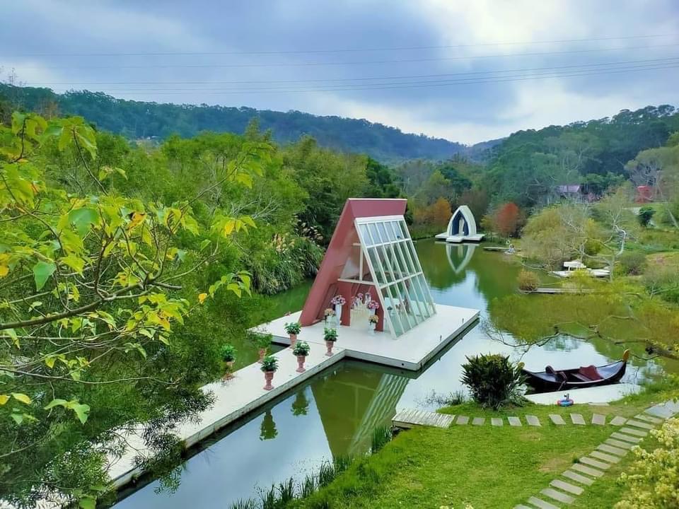 湖畔玻璃三角教堂景觀