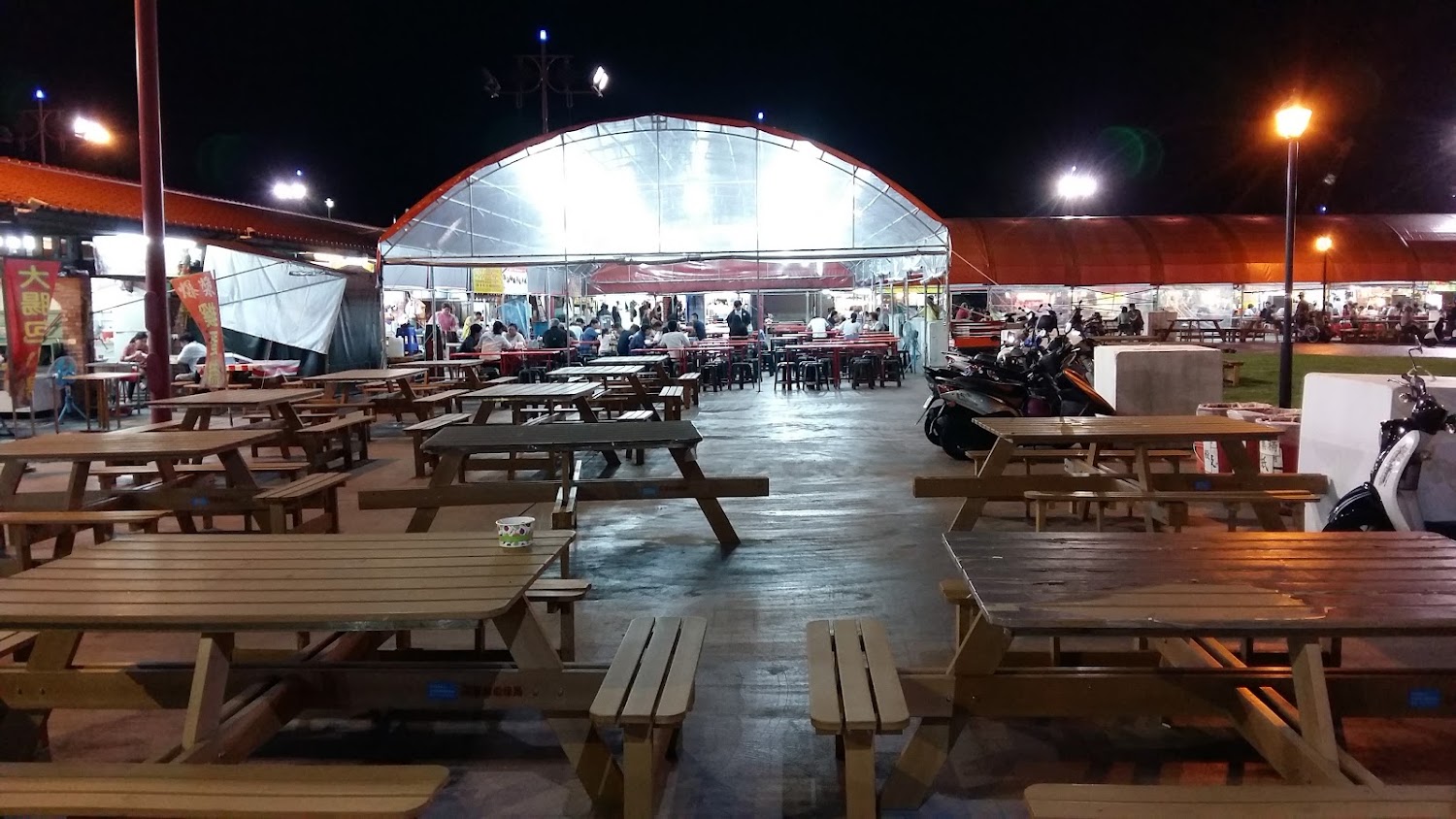 東大門福町夜市木桌座位區與用餐空間