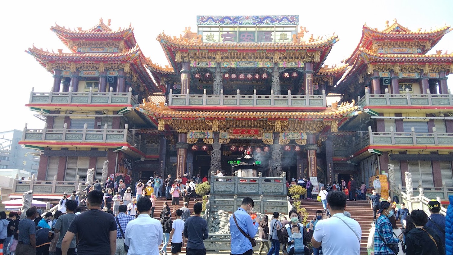台東華麗傳統廟宇前方民眾參拜與熱鬧場景