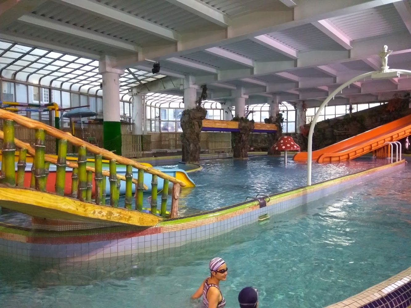 室內水上樂園,設有滑水道、蘑菇造型噴水設施與淺水區
