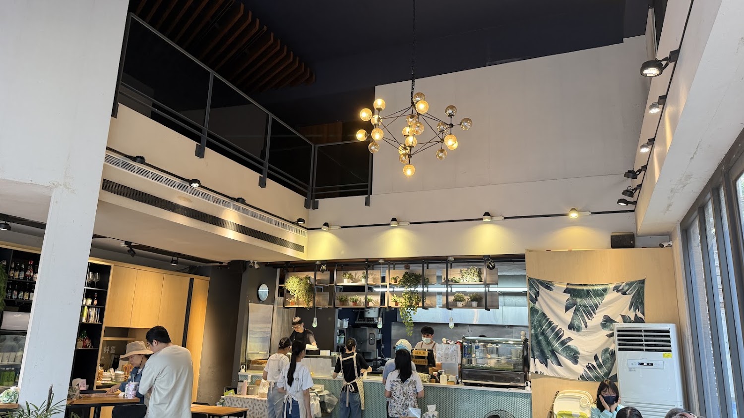 北門室食店內吧台與植栽空間
