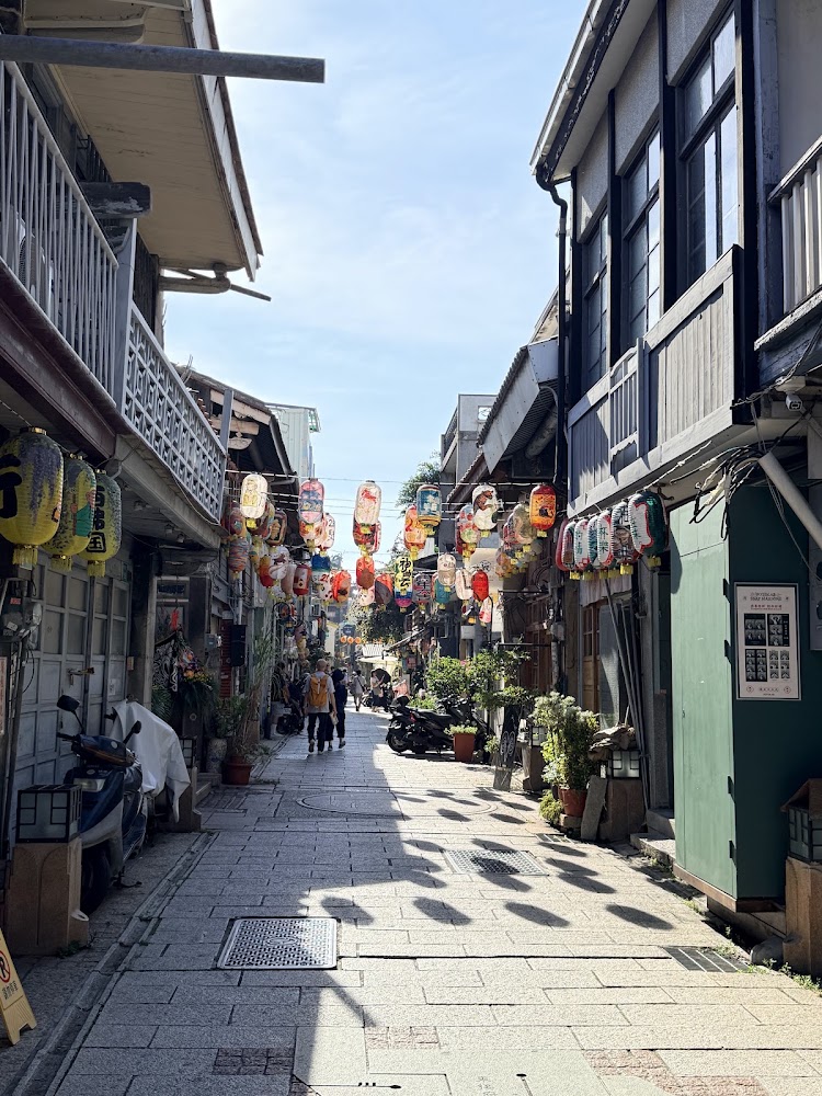 神農街白天街景與彩色燈籠