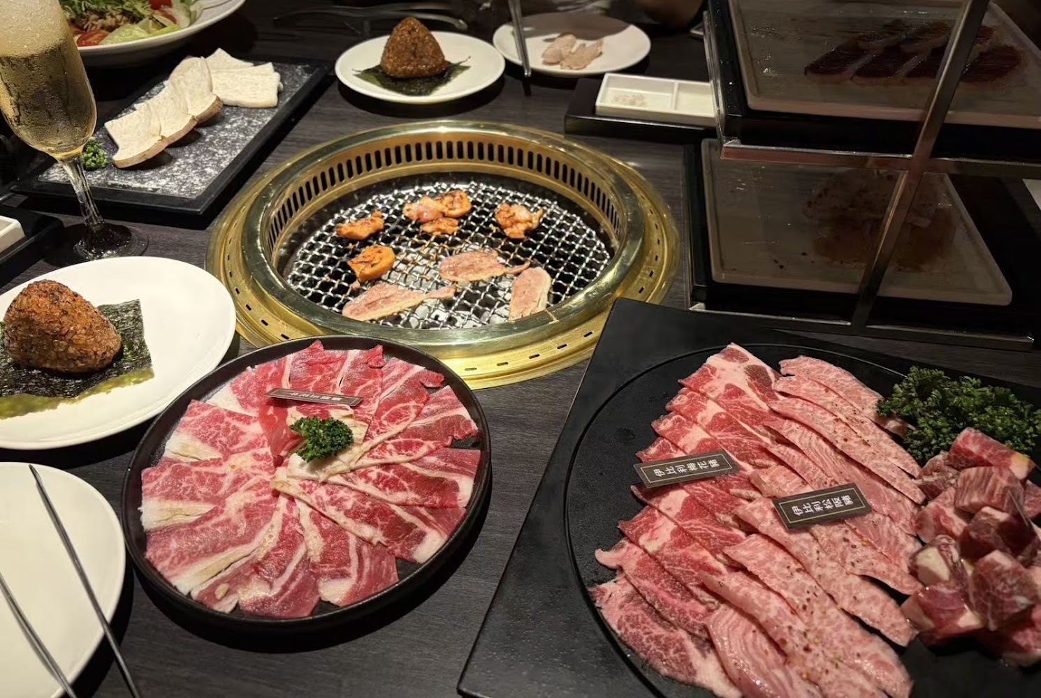 茶六燒肉堂博愛店滿桌燒肉套餐與飯糰