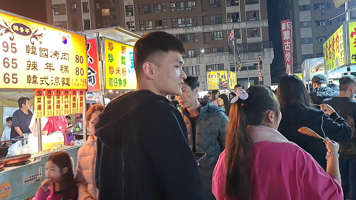 夜市韓國料理與小吃攤排隊人潮