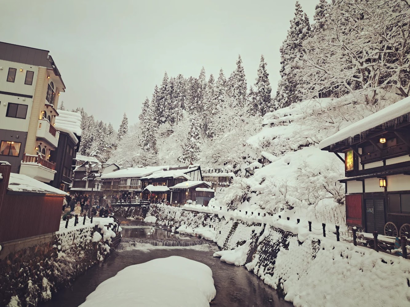 冬日雪景中的銀山溫泉小鎮與河道