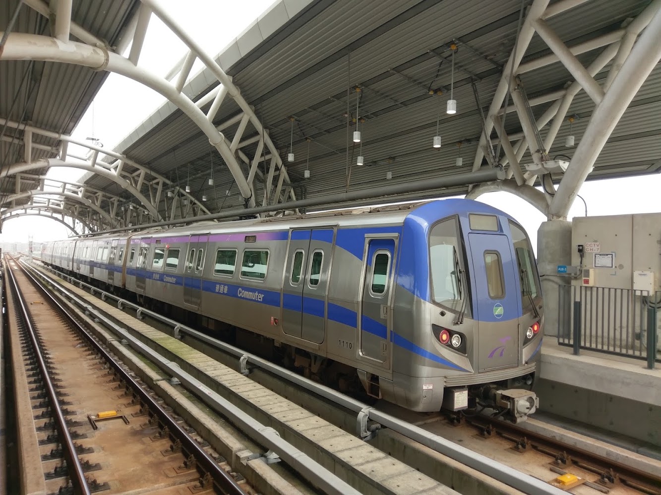 機場捷運列車與月台