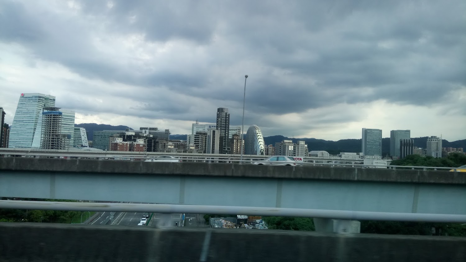 南港都會天際線與高架道路