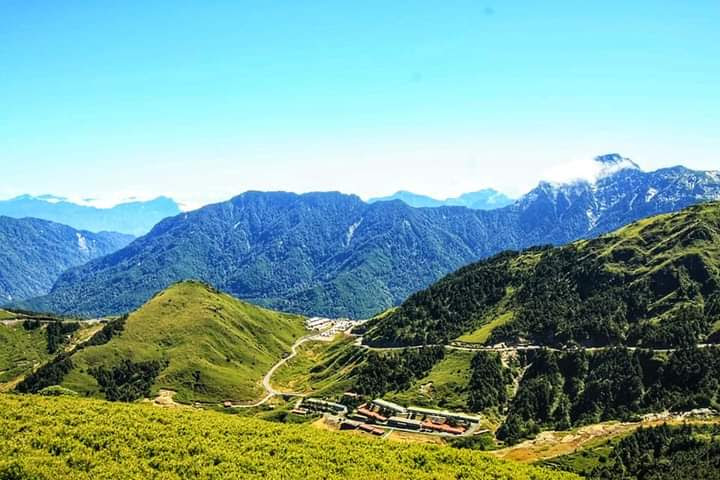南投高山草原與蜿蜒山路全景