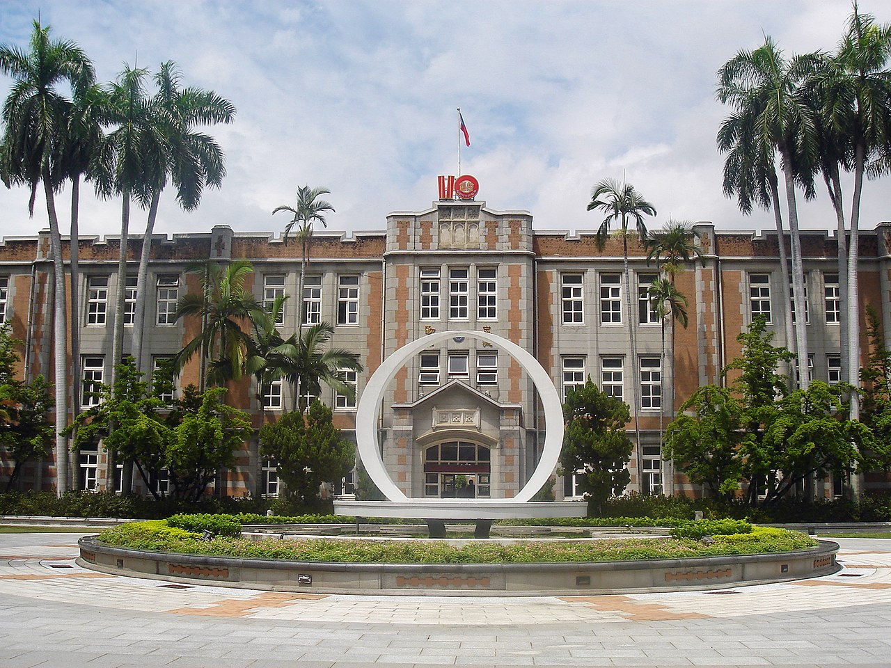 台中特色老建築與圓環雕塑