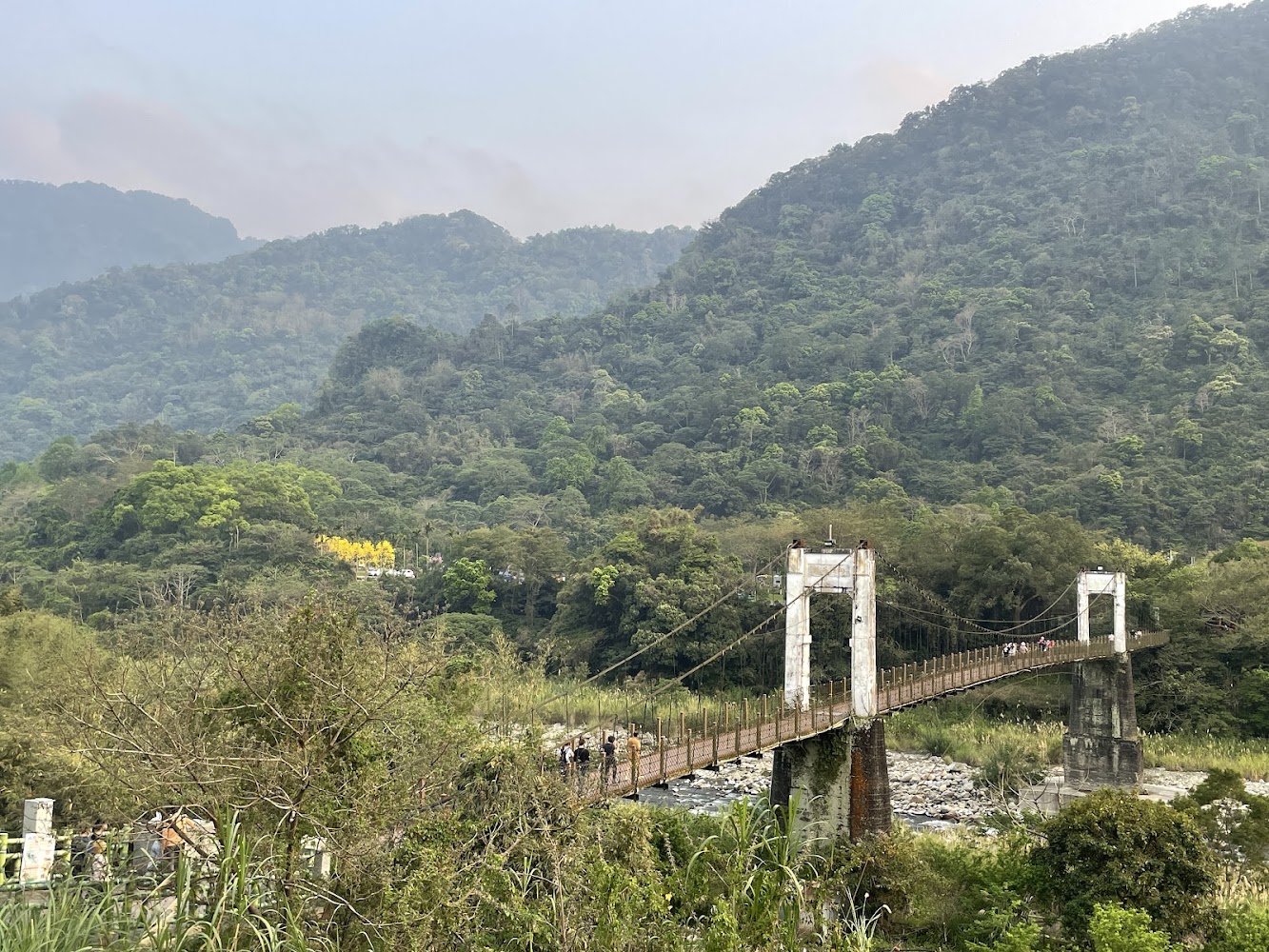 內灣吊橋與山林景色
